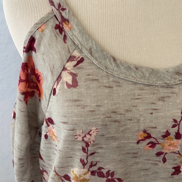About A Girl Cold Shoulder Floral Shear Bottom Top - Picture 10 of 12